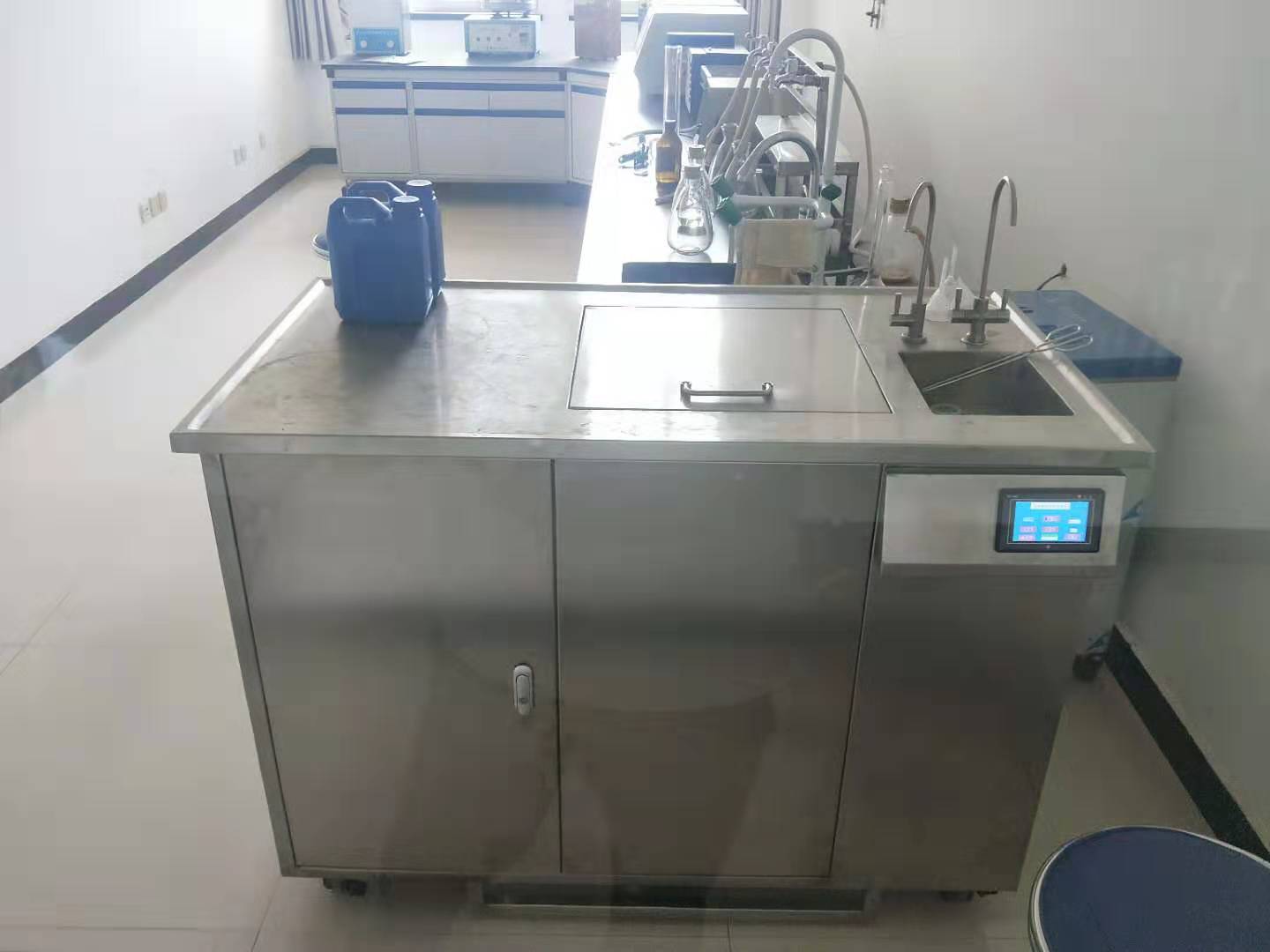 河南省粮油饲料产品质量监督检验中心使用中的多功能超声波洗瓶机